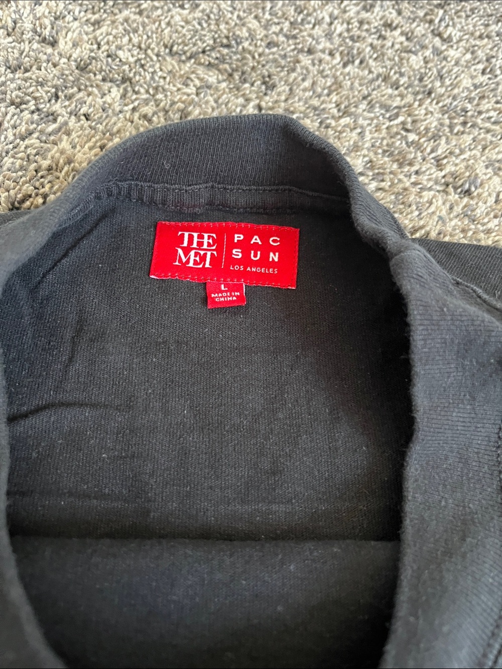 PacSun Black Tee with Red Neck Label. The Met! Large tee. Good condition - Picture 8 of 8